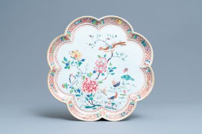 Un grand plat polylobé en porcelaine de Chine famille rose, Qianlong