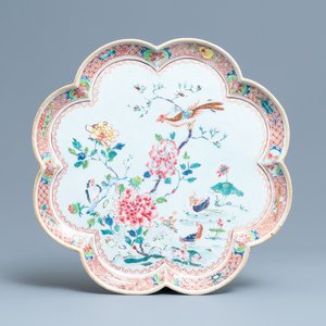 Un grand plat polylobé en porcelaine de Chine famille rose, Qianlong — photo 1
