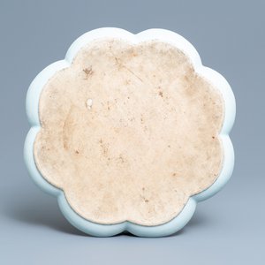 Un grand plat polylobé en porcelaine de Chine famille rose, Qianlong — photo 2