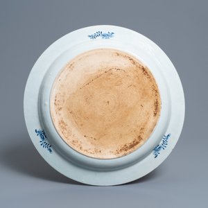 Un grand plat profond en porcelaine de Chine en bleu et blanc, Qianlong — photo 2