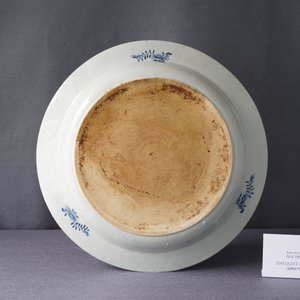 Un grand plat profond en porcelaine de Chine en bleu et blanc, Qianlong — photo 4