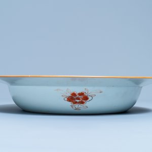 Un grand plat profond en porcelaine de Chine famille rose, Yongzheng — photo 3