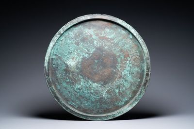 Un grand plat seljouk en bronze à décor gravé d'oiseaux et de calligraphie coufique, Iran, 12/14ème