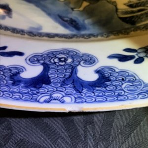 Un grand plat, un pot à gingembre et un vase en porcelaine de Chine bleu et blanc, 18/19ème — photo 11