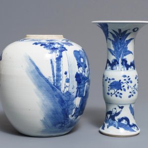 Un grand plat, un pot à gingembre et un vase en porcelaine de Chine bleu et blanc, 18/19ème — photo 5