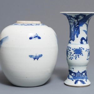 Un grand plat, un pot à gingembre et un vase en porcelaine de Chine bleu et blanc, 18/19ème — photo 6