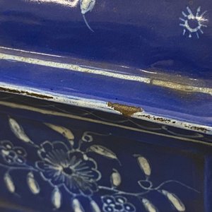Un grand porte-montre en faïence de Saint-Omer à fond bleu, France, 18ème — photo 12