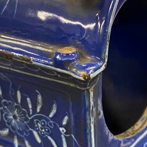 Un grand porte-montre en faïence de Saint-Omer à fond bleu, France, 18ème — photo 13