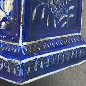 Un grand porte-montre en faïence de Saint-Omer à fond bleu, France, 18ème — photo 17