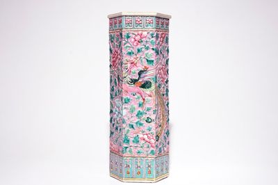 Un grand porte-parapluie en porcelaine de Chine Peranakan à décor de phénix, 19ème