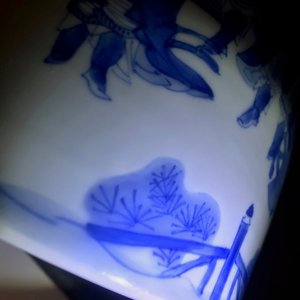 Un grand pot à pinceaux en porcelaine de Chine bleu et blanc, époque Transition — photo 11