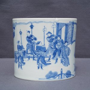 Un grand pot à pinceaux en porcelaine de Chine bleu et blanc, époque Transition — photo 19