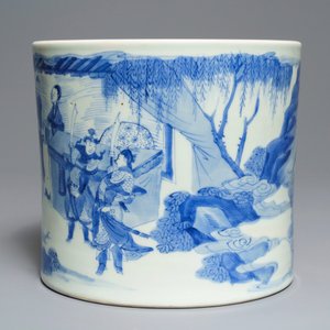 Un grand pot à pinceaux en porcelaine de Chine bleu et blanc, époque Transition — photo 3