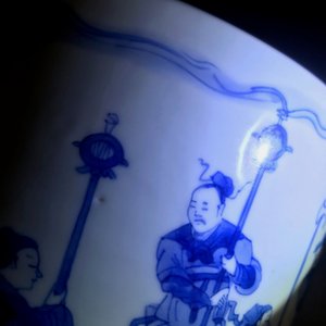 Un grand pot à pinceaux en porcelaine de Chine bleu et blanc, époque Transition — photo 8