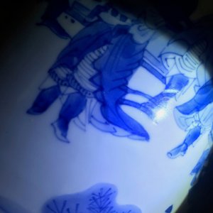 Un grand pot à pinceaux en porcelaine de Chine bleu et blanc, époque Transition — photo 10