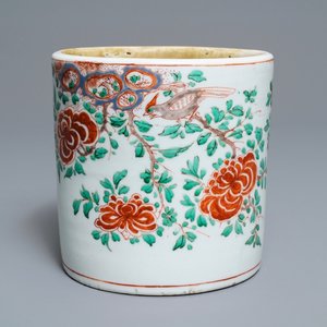Un grand pot à pinceaux en porcelaine de Chine wucai, époque Transition — photo 1