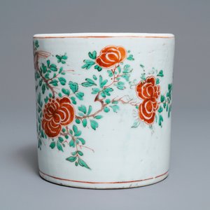 Un grand pot à pinceaux en porcelaine de Chine wucai, époque Transition — photo 3
