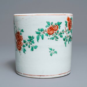 Un grand pot à pinceaux en porcelaine de Chine wucai, époque Transition — photo 4