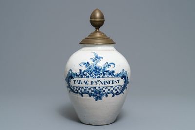 Un grand pot à tabac 'Tabac St. Vincent' en faïence de Lille en bleu et blanc, France, 18ème