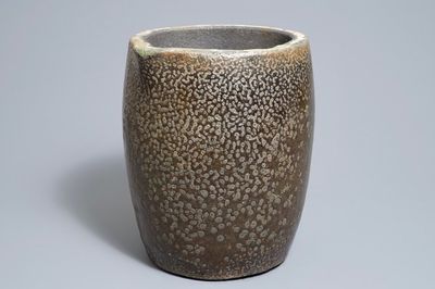 Un grand pot à verser en grès émaillé au sel, Japon, Meiji/Showa, 19/20ème