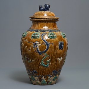 Un grand pot couvert de type martaban en grès émaillé polychrome, Ming/Qing — photo 3
