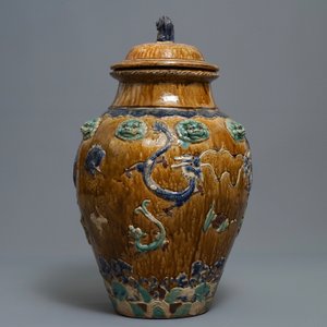 Un grand pot couvert de type martaban en grès émaillé polychrome, Ming/Qing — photo 4