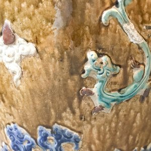 Un grand pot couvert de type martaban en grès émaillé polychrome, Ming/Qing — photo 49