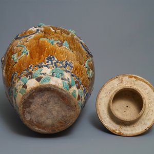 Un grand pot couvert de type martaban en grès émaillé polychrome, Ming/Qing — photo 6