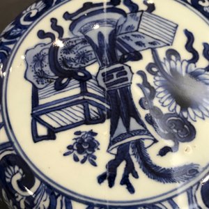 Un grand pot couvert en porcelaine de Chine bleu et blanc, Kangxi — photo 8
