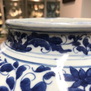 Un grand pot couvert en porcelaine de Chine bleu et blanc, Wanli, Ming — photo 17