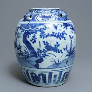 Un grand pot en porcelaine de Chine bleu et blanc à décor d'oiseaux dans un paysage, Wanli — photo 2