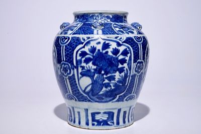 Un grand pot en porcelaine de Chine bleu et blanc, Ming, Wanli
