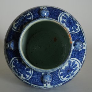 Un grand pot en porcelaine de Chine bleu et blanc, Ming, Wanli — photo 11