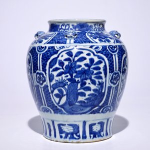 Un grand pot en porcelaine de Chine bleu et blanc, Ming, Wanli — photo 2