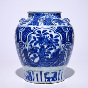 Un grand pot en porcelaine de Chine bleu et blanc, Ming, Wanli — photo 4