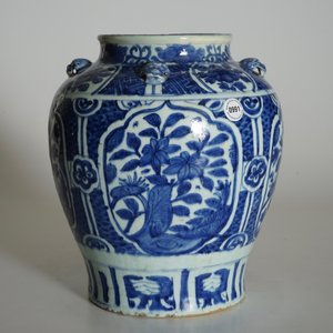 Un grand pot en porcelaine de Chine bleu et blanc, Ming, Wanli — photo 9