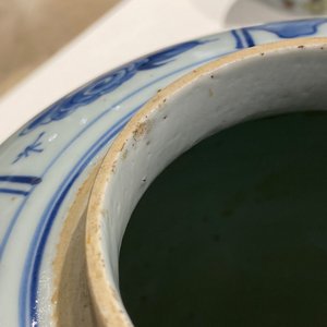 Un grand pot en porcelaine de Chine en bleu et blanc, Kangxi — photo 9