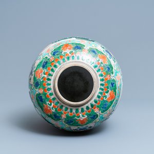 Un grand pot en porcelaine de Chine famille verte à décor d'animaux mythiques, Kangxi — photo 6