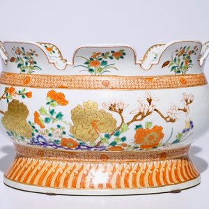 Un grand rafraîchissoir à verres en porcelaine de Chine verte-imari de style 18ème, modern — photo 1