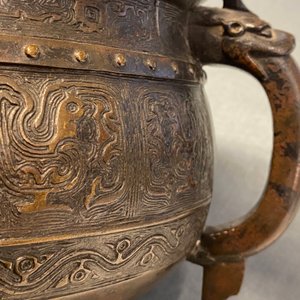 Un grand récipient de type 'Gui' en bronze sur socle en bois, Chine, Yuan — photo 19
