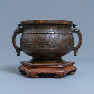 Un grand récipient de type 'Gui' en bronze sur socle en bois, Chine, Yuan — photo 2