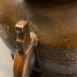 Un grand récipient de type 'Gui' en bronze sur socle en bois, Chine, Yuan — photo 21
