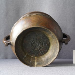 Un grand récipient de type 'Gui' en bronze sur socle en bois, Chine, Yuan — photo 38
