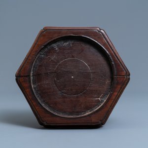Un grand récipient de type 'Gui' en bronze sur socle en bois, Chine, Yuan — photo 9