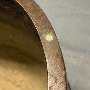 Un grand récipient de type 'Gui' en bronze sur socle en bois, Chine, Yuan — photo 10