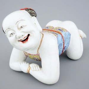 Un grand repose-tête en porcelaine de Chine en forme d'un garçon agenouillé, 18ème — photo 1