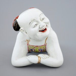 Un grand repose-tête en porcelaine de Chine en forme d'un garçon agenouillé, 18ème — photo 2