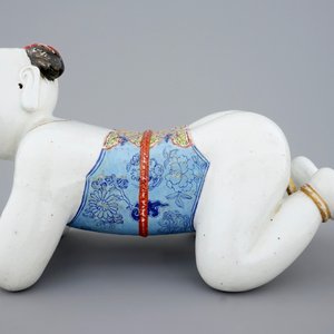 Un grand repose-tête en porcelaine de Chine en forme d'un garçon agenouillé, 18ème — photo 3