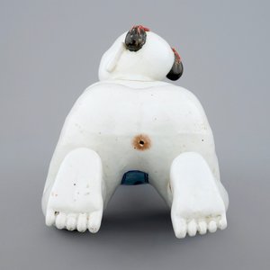 Un grand repose-tête en porcelaine de Chine en forme d'un garçon agenouillé, 18ème — photo 4