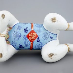 Un grand repose-tête en porcelaine de Chine en forme d'un garçon agenouillé, 18ème — photo 7